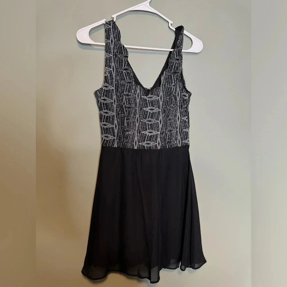 TRIXXI‎ Women’s Black & Silver Sparkle Mini Dress Scalloped Neck Line Small NWT